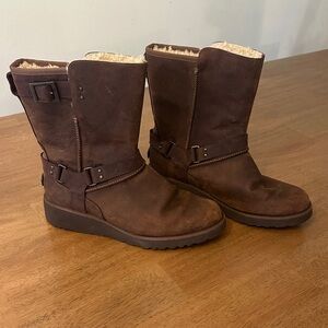 UGG Distressed Brown Leather with Cream Shearling - W Size 9